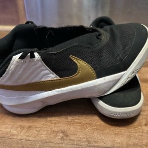 Big boys 6.5 NIKE tennis shoes